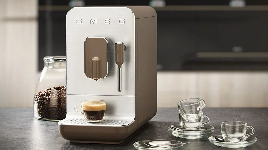 Smeg se lance dans les machines à café automatiques avec broyeur à grain - www.heavybull.com