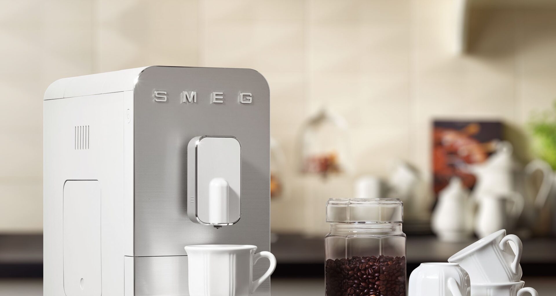 Smeg se lance dans les machines à café automatiques avec broyeur à grain