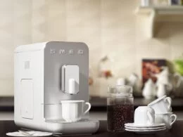 Smeg se lance dans les machines à café automatiques avec broyeur à grain