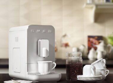 Smeg se lance dans les machines à café automatiques avec broyeur à grain