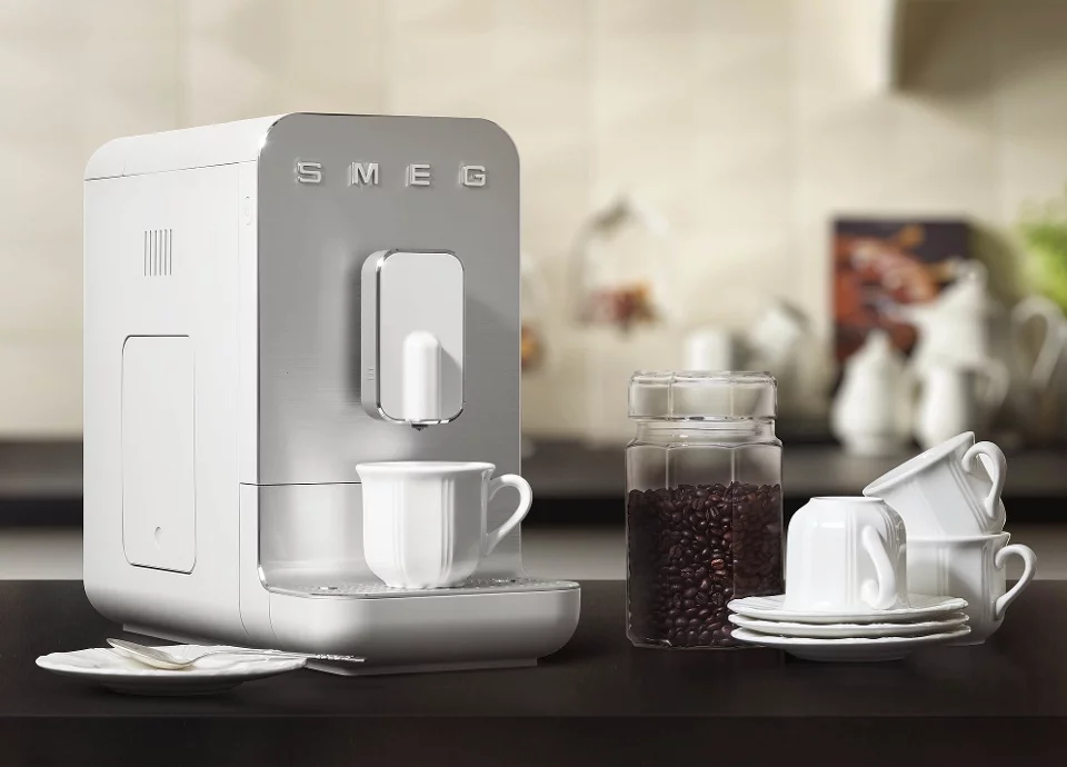 Smeg se lance dans les machines à café automatiques avec broyeur à grain - www.heavybull.com